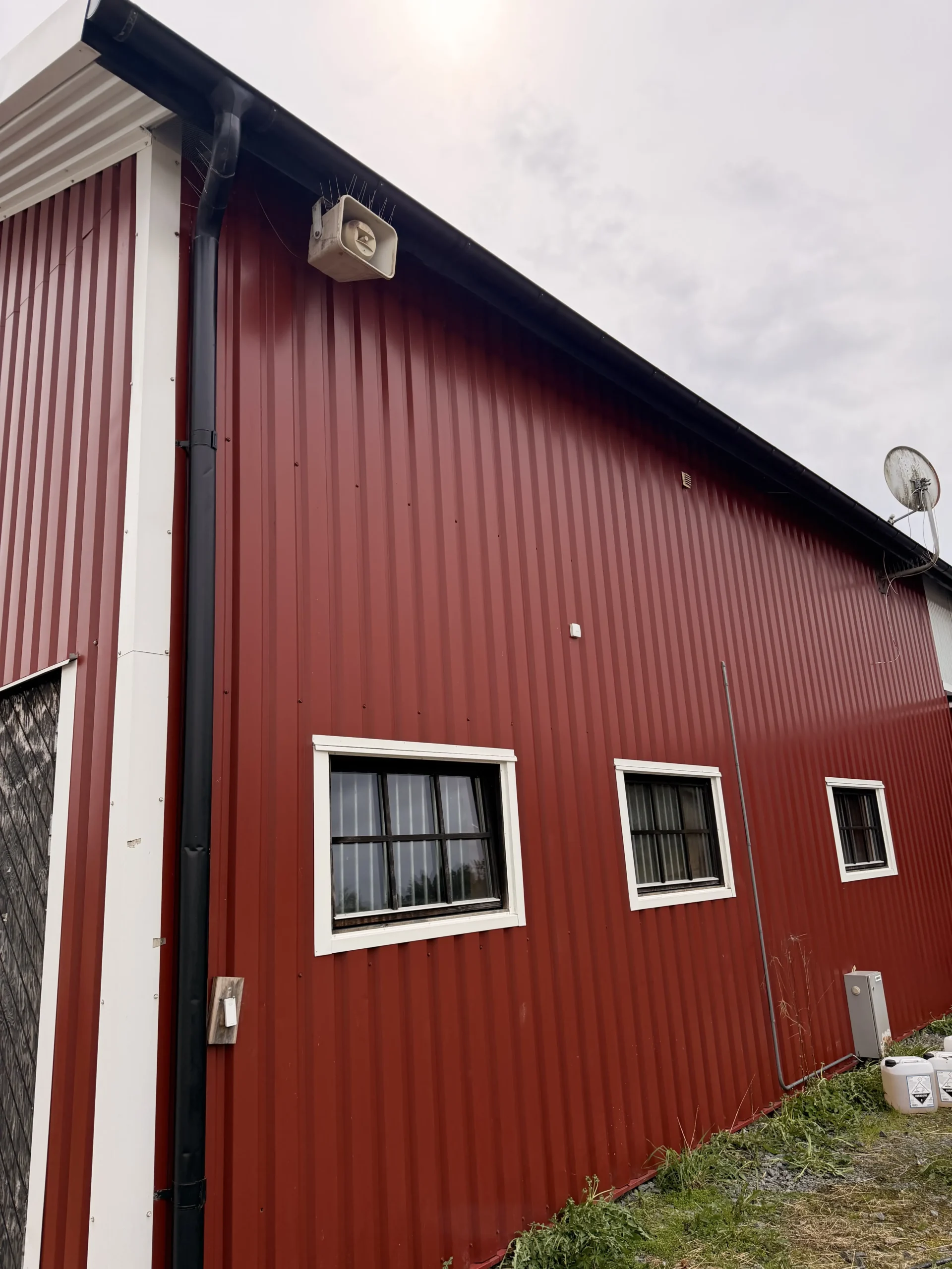 Fasadtvätt av plåt efterbild
