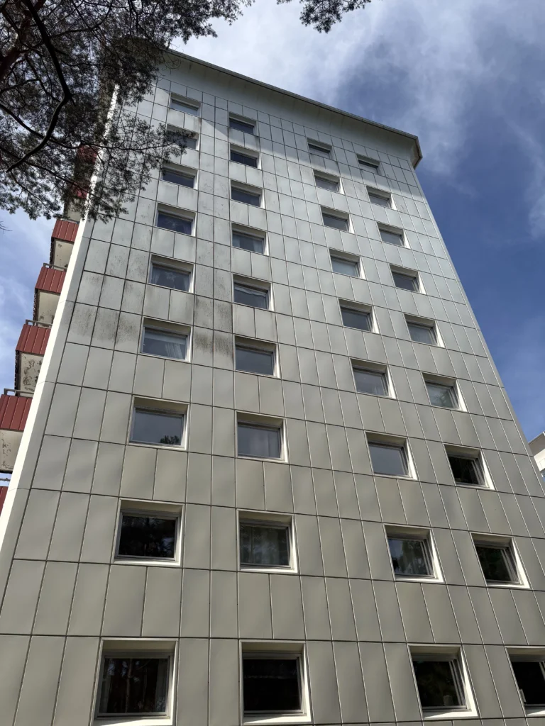 Fasadtvätt av en fastighet som är ägd av en brf vi tvättade fasaden med drönare