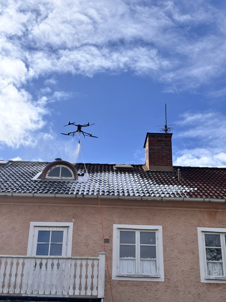 tvätt av tak för en bostadsrättförening med drönare