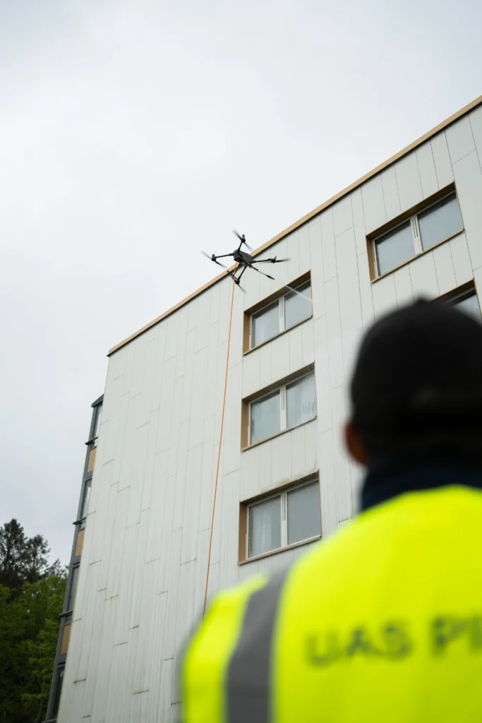 Drönare utför fasadtvätt på flerbostadshus för BRF och fastighetsägare
