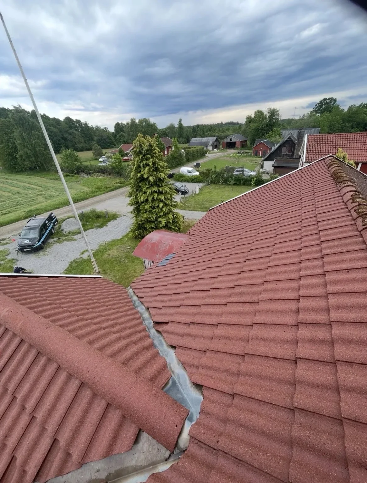 Efterbild på taktvätt för BRF där takpannor har rengjorts från mossa, smuts och påväxt