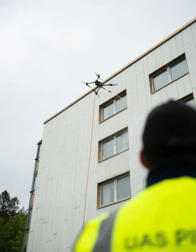 Drönare utför fasadtvätt på flerbostadshus för BRF och fastighetsägare