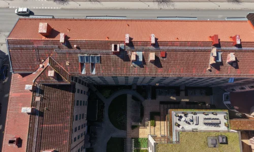 Drönarbild av större fastighet med tegeltak inför taktvätt för BRF och flerbostadshus