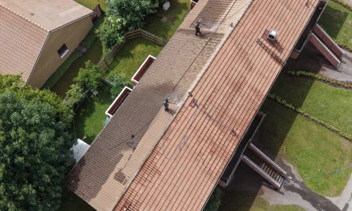 Taktvätt för BRF och flerbostadshus med rengöring av takpannor från smuts och påväxt